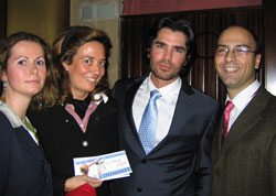 De izquierda a derecha: Maria Eugenia de Luna, colaboradora de CinemaNet; Maria Dolores Valdés, Responsable de Participación; Eduardo Verástegui; y Juan-Luis Valera, Director de Proyectos para Madrid de CinemaNet